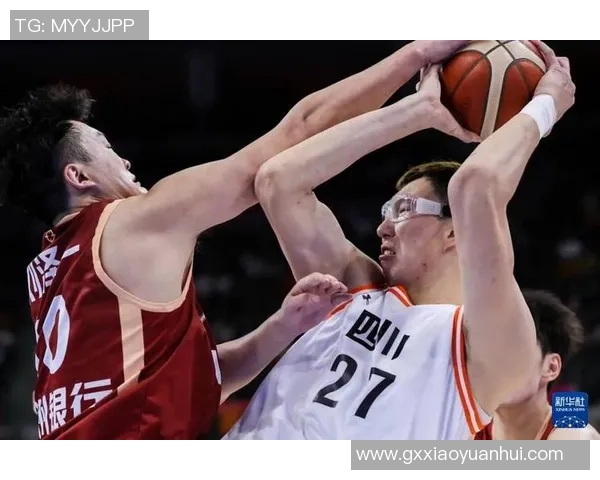 四川男篮与上海队激战正酣谁能在这场对决中笑到最后
