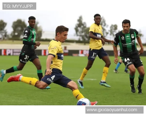 喷气机与西部悉尼的激烈对决展现足球魅力与团队精神的巅峰较量 喷气机与西部悉尼的激烈对决展现足球魅力与团队精神的巅峰较量