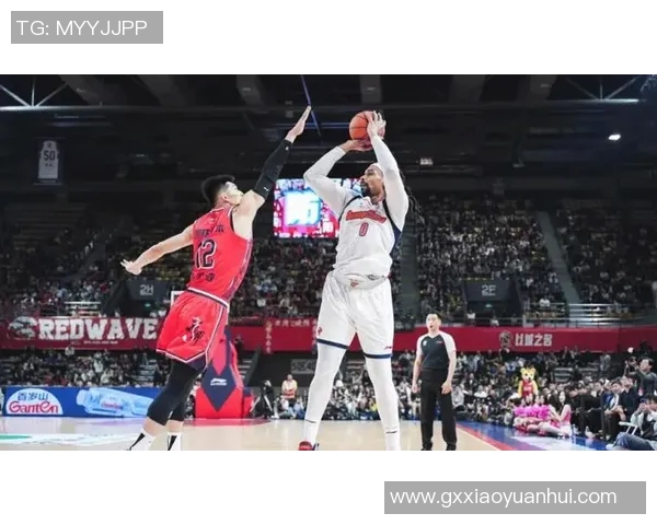 约翰-埃格伯努暂时复出，广东男篮连胜开启季后赛之旅