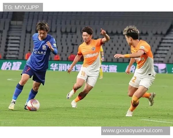 上海申花迎战北京北控争夺中超联赛关键三分全力以赴展现球队实力